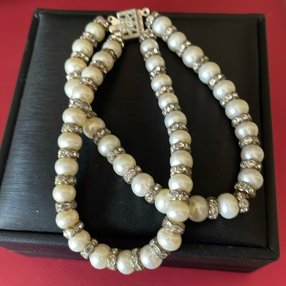 •Two pearls strands bracelet.